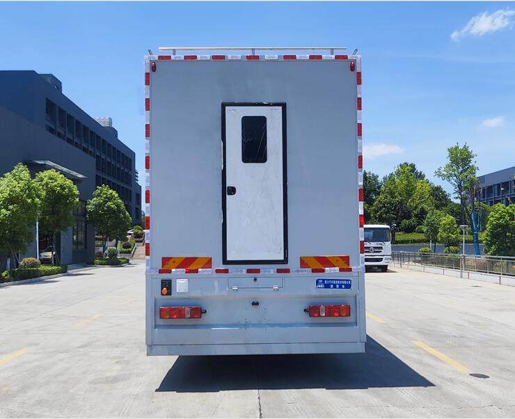 重汽豪沃帶淋浴間擴(kuò)展式宿營(yíng)車