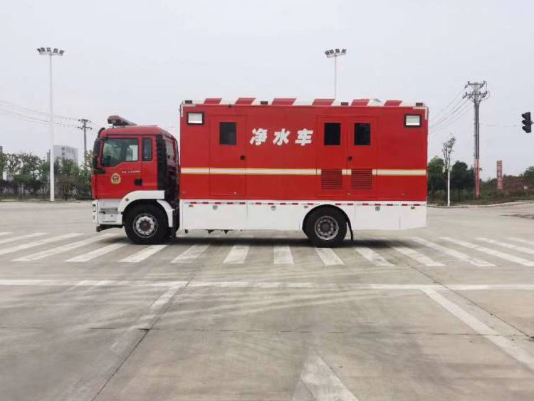 重汽豪沃野營(yíng)凈水車