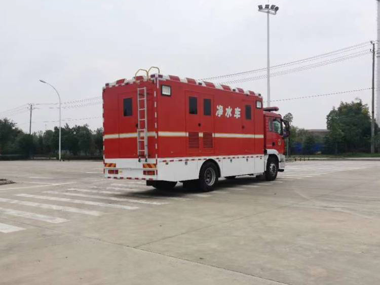 重汽豪沃野營(yíng)凈水車